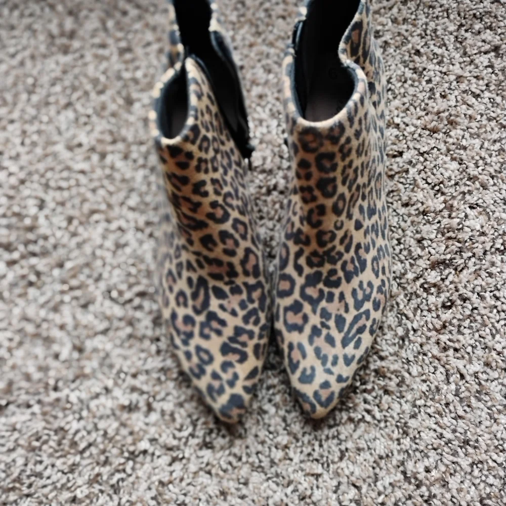NEW Clarks Collection Leather Ankle Booties 6.5 Leopard Print